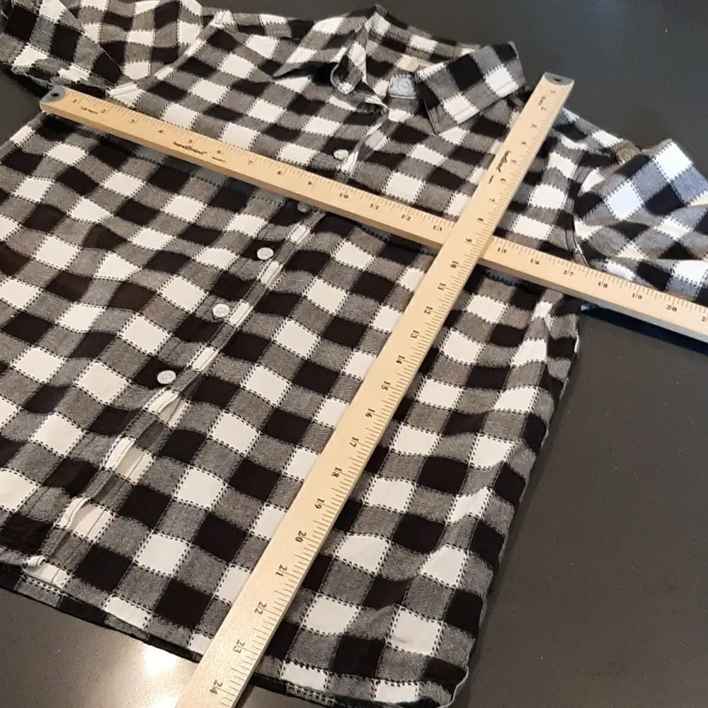 Mississippi River Blues sz M Boys Black and White Button Down